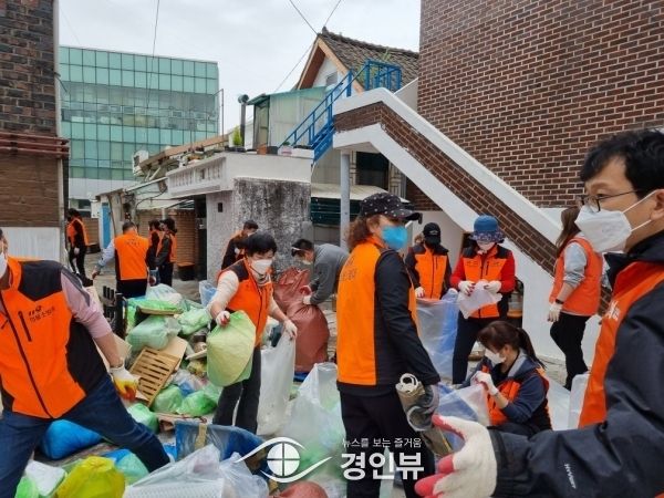 광주시 경안동행정복지센터 민·관협력으로 저장강박증 독거노인 주거환경 개선사업 실시