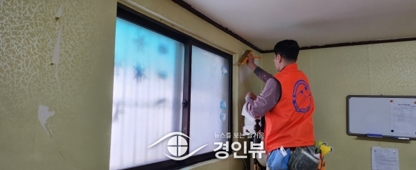 부평구 자원봉사센터, 주안러브하우스봉사단과 청천동 경로당에서 도배 봉사 실시