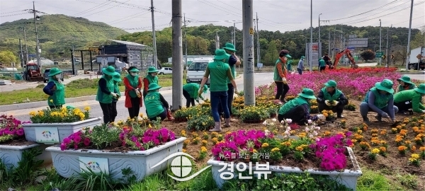 마장면 새마을남녀지도자협의회 “봄맞이 꽃 심기 행사” 실시