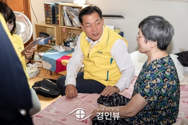이재준 수원특례시장, ‘일일 새빛돌보미’로 홀로 힘겹게 살아가는 어르신 방문