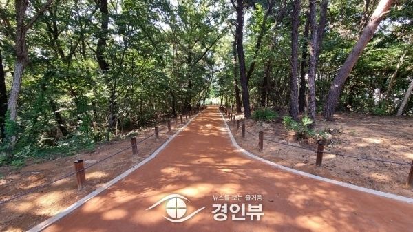 광교호수공원에 맨발로 걸을 수 있는 황톳길 생겼다