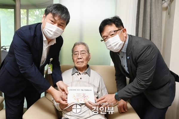 김현수 수원시 제1부시장, 오성규 애국지사에게 수원시 주민등록증 전달